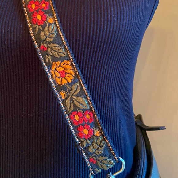 Leather Crossbody Pouch Clutch with Detachable Strap Green & Black - Picture 3 of 15